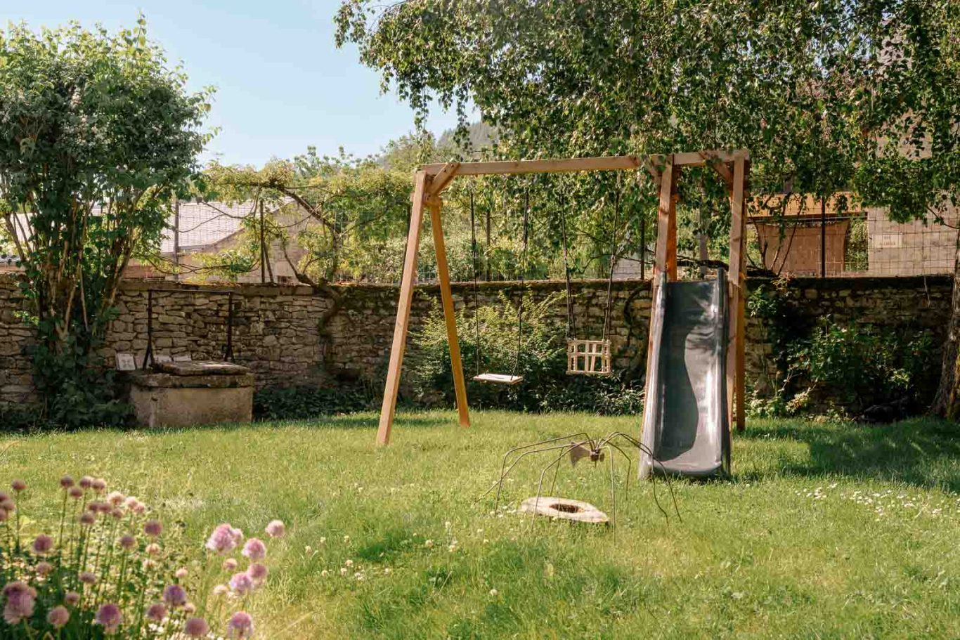 Les jeux dans le jardin Le portique et le toboggan, dans le jardin clos