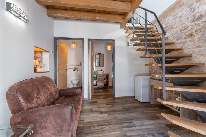 Le pigeonnier, chambre d'hôtes pour un couple. Le salon d'entrée.