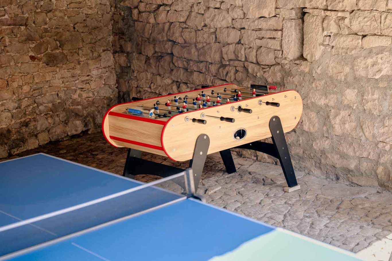 Ping-pong et babyfoot Les jeux extérieurs sous le préau