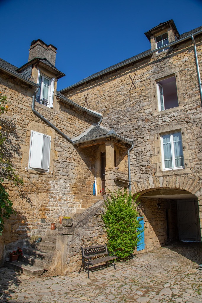 Votre séjour au Clos du Barry La cour intérieure et l'accès à la maison d'hôtes