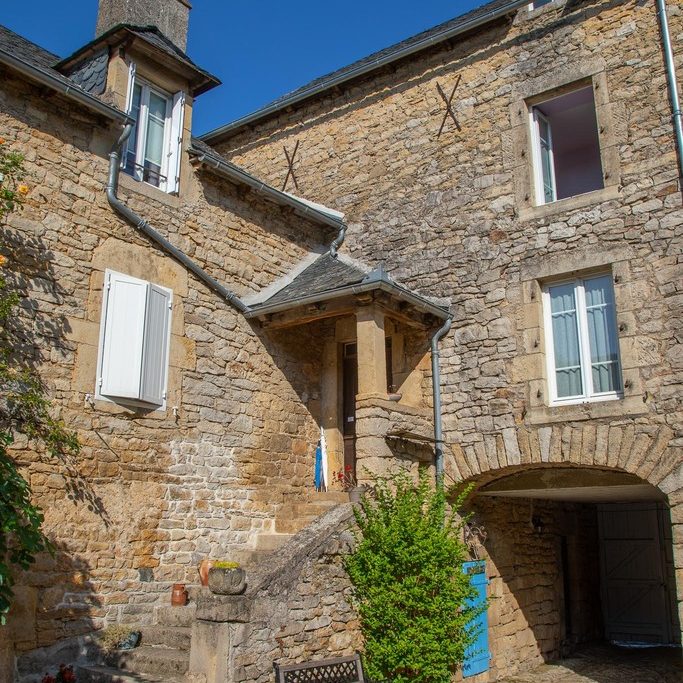 L'escalier d'accès au Clos du Barry depuis la cour intérieure Chambres d'hôte de charme en Aveyron
