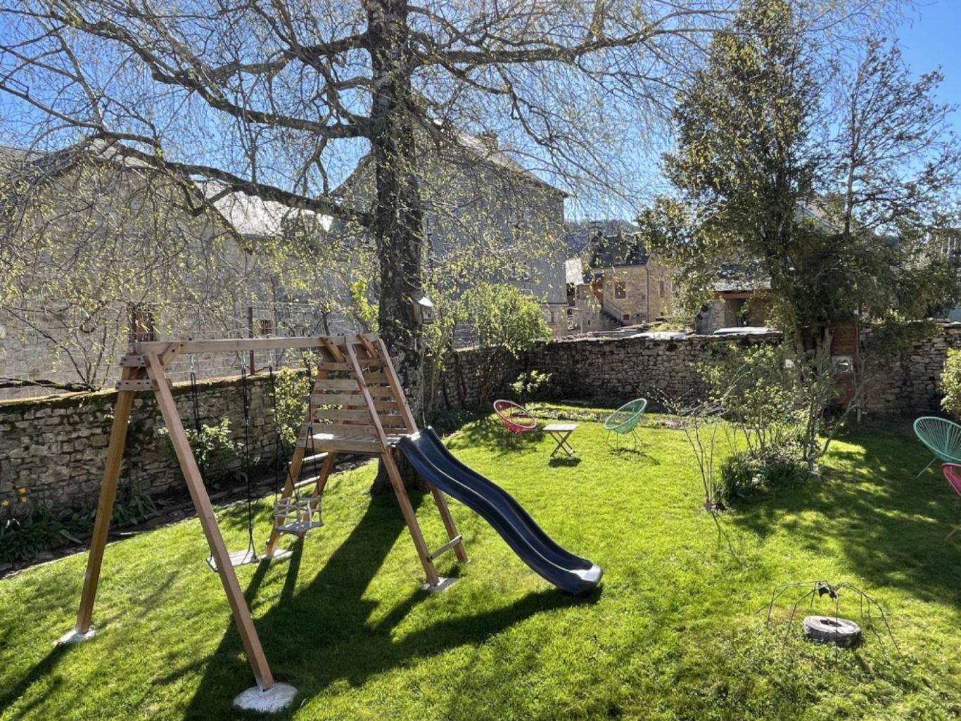 Les jeux pour les enfants Dans le jardin, la balançoire et le toboggan