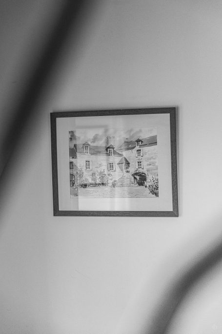 Le pigeonnier, chambre d'hôtes de charme pour un couple. Les murs sont décorés.