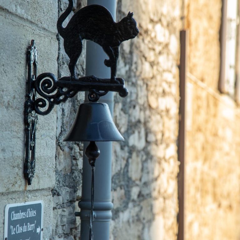 Détail décoratif de la façade du Clos du Barry