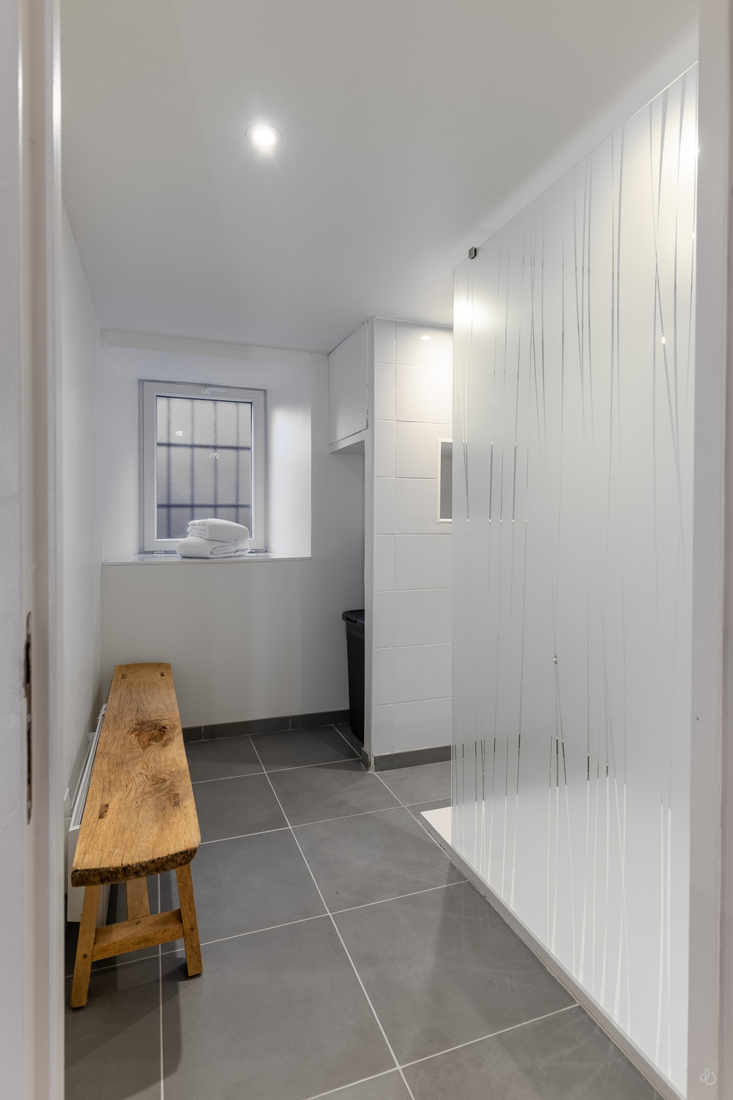 Le vestiaire dans l'espace sauna La douche dans l'espace sauna